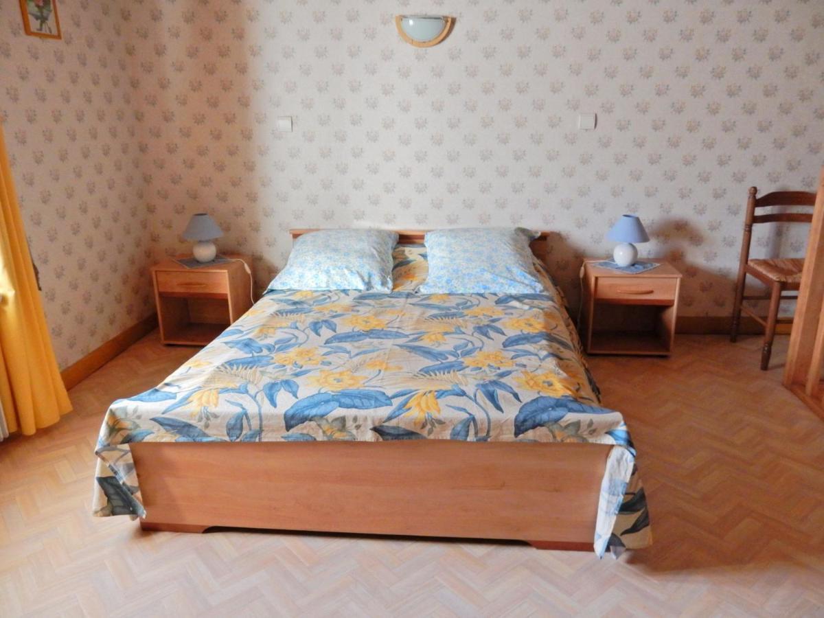 Spacious Holiday Home Near The Forest Esmoulieres Zimmer foto
